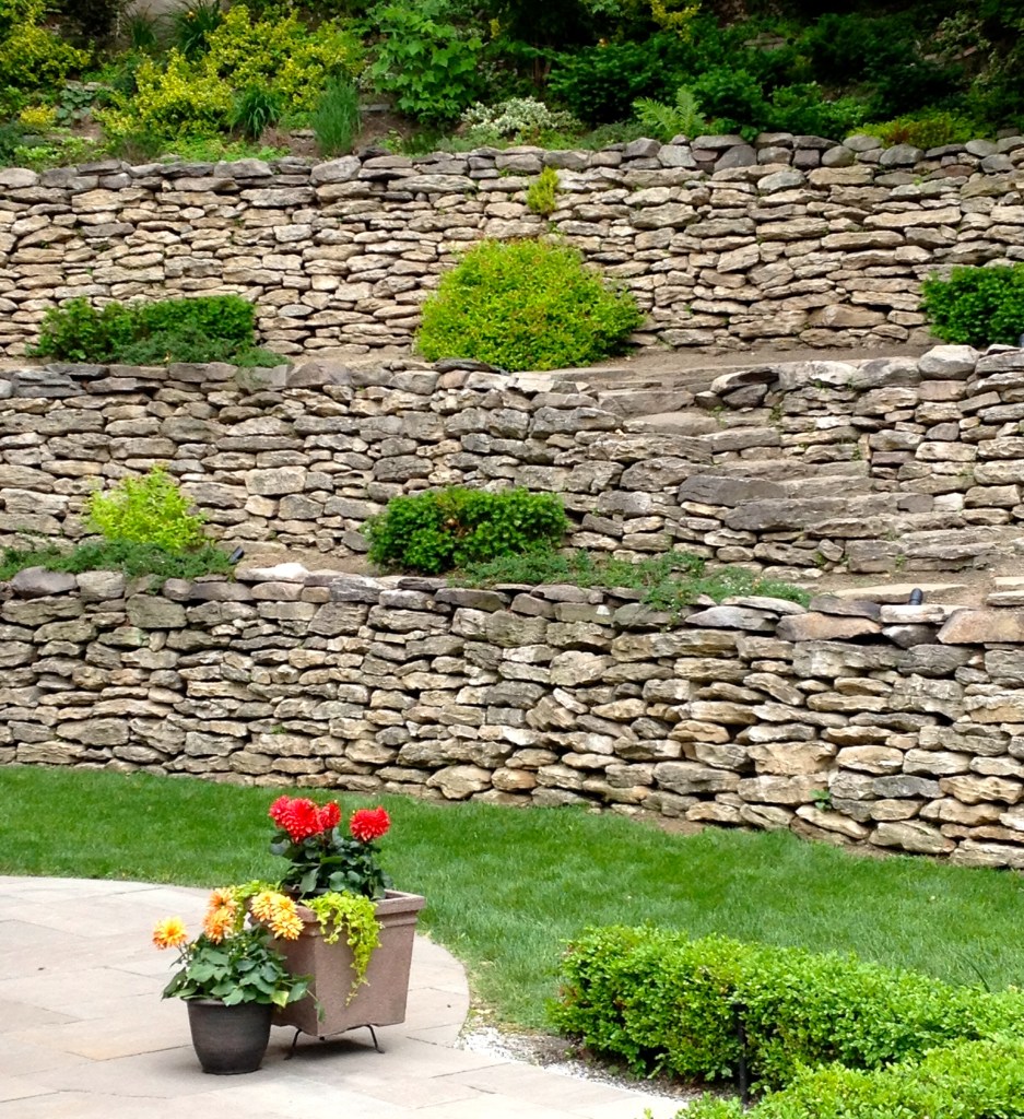 Massive retaining wall