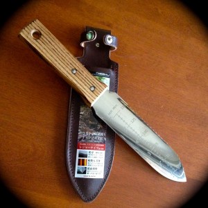 Soil knife