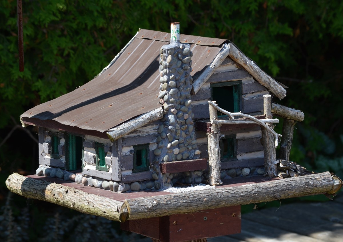 Cabin style birdhouse