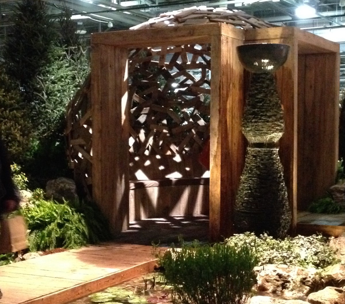 Entrance of a wooden circular pergola made of recycled wood.