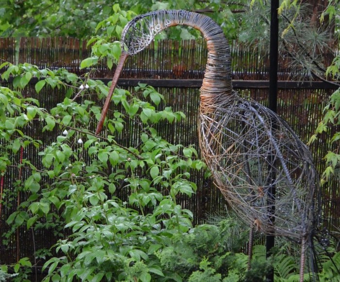 Wire bird sculpture
