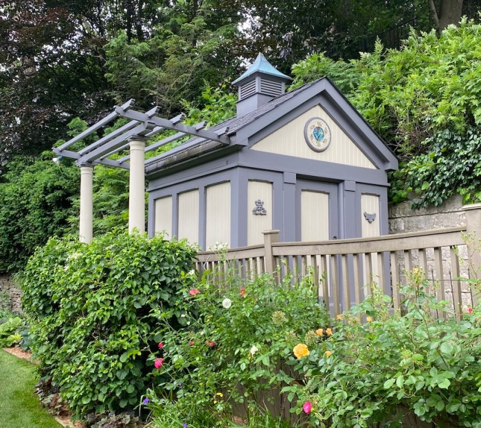 Garden shed with pergola